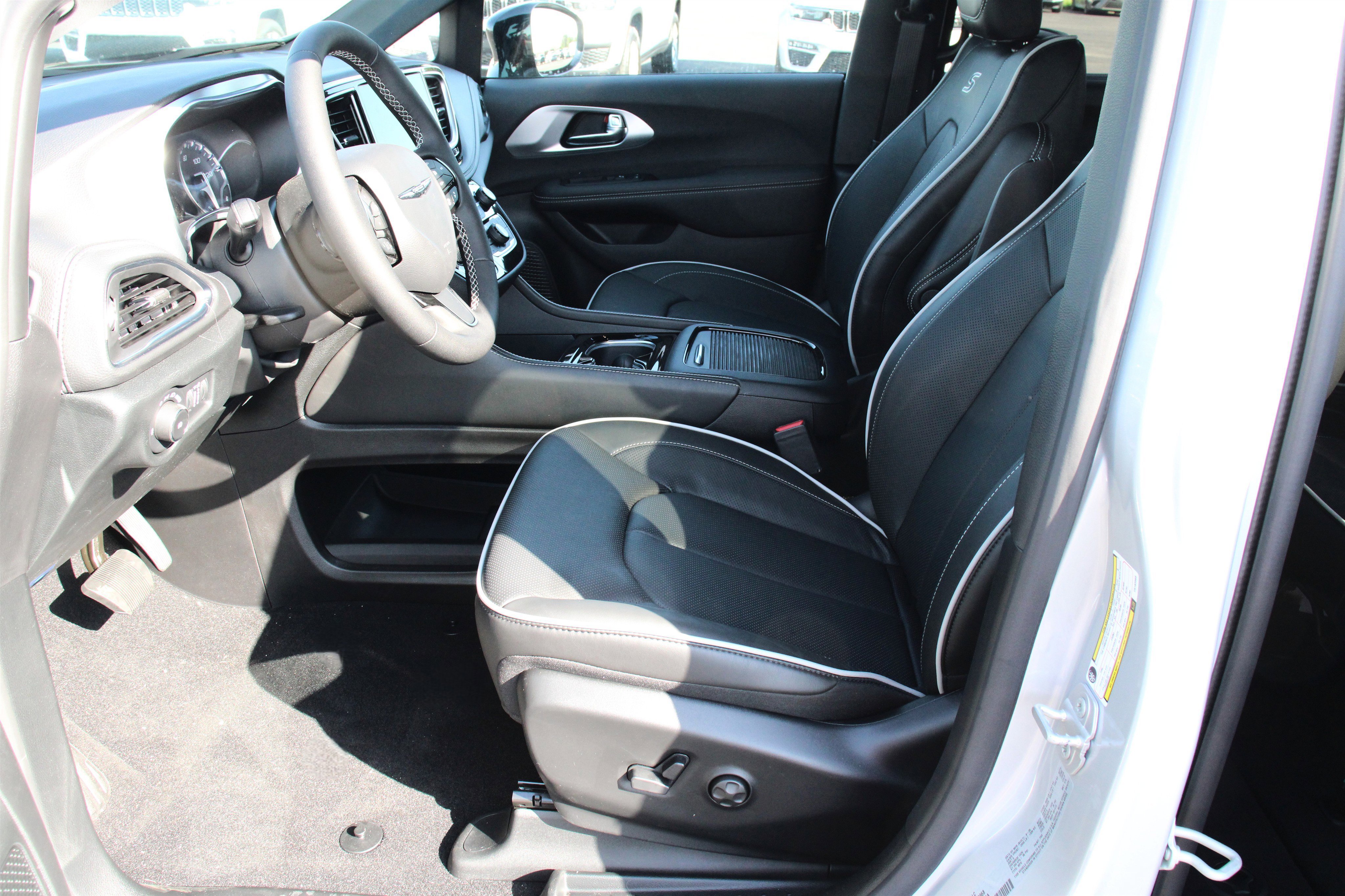 New 2026 Chrysler Pacifica Limited w/ S Appearance Package image 3