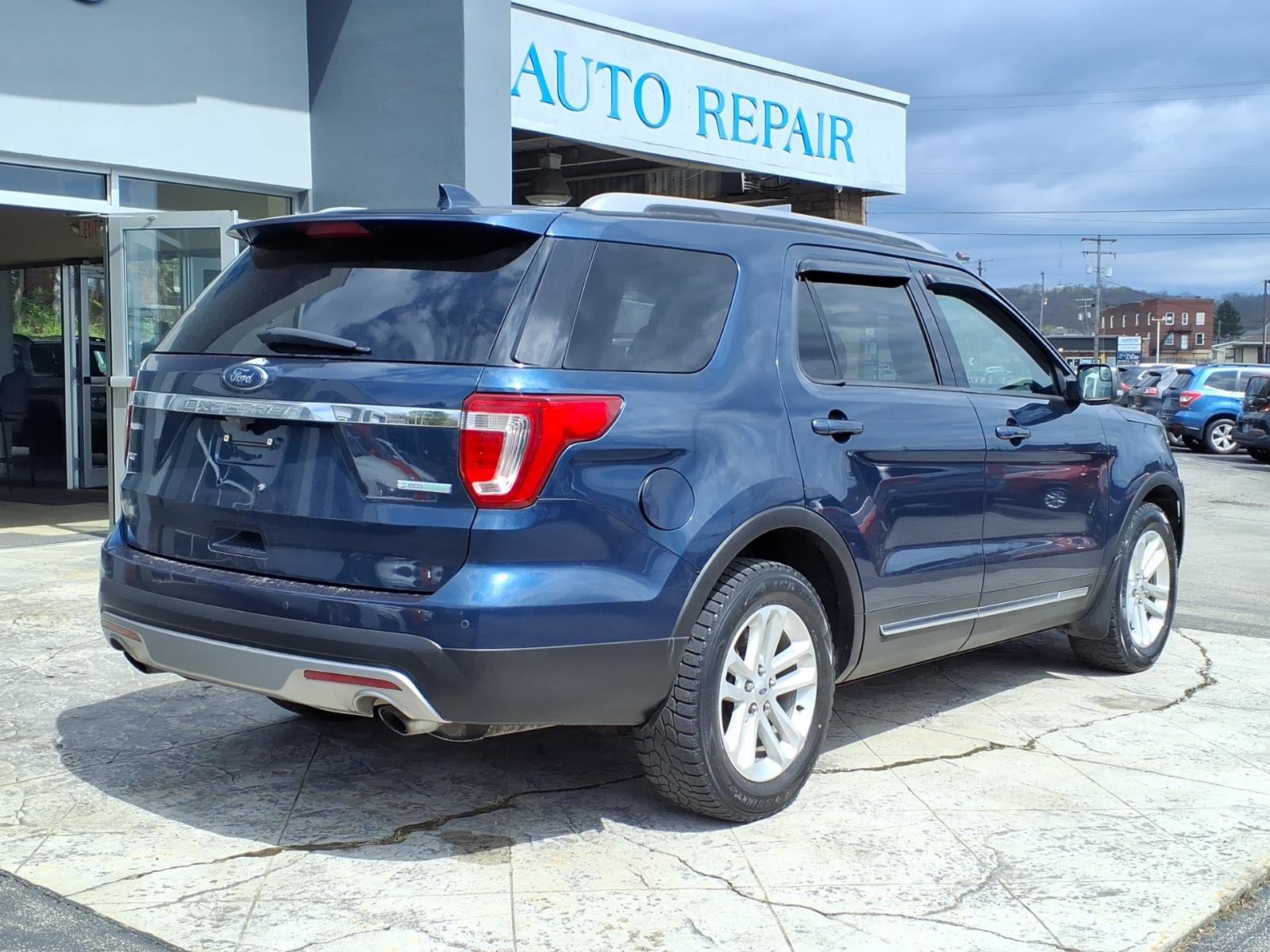 Used 2016 Ford Explorer XLT FWD image 3
