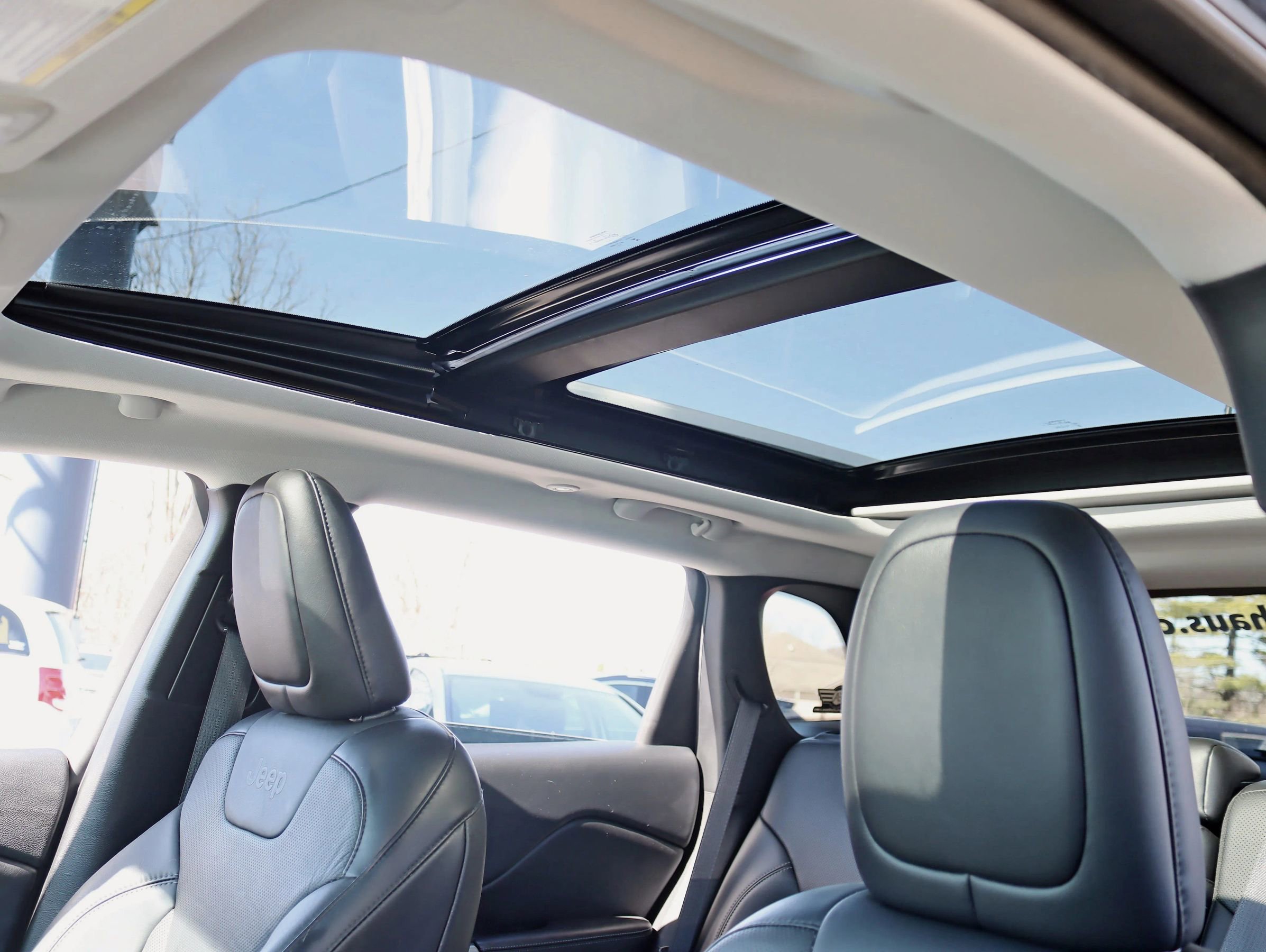 Used 2019 Jeep Cherokee Limited image 33