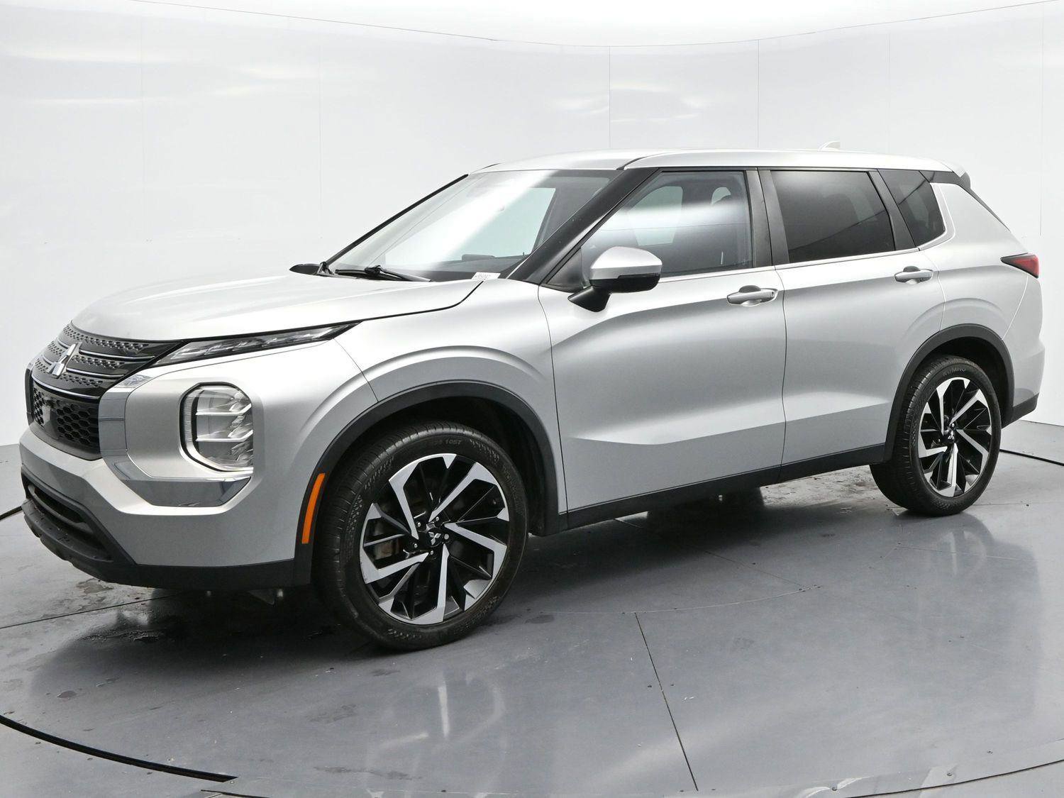 Used 2022 Mitsubishi Outlander ES image 3