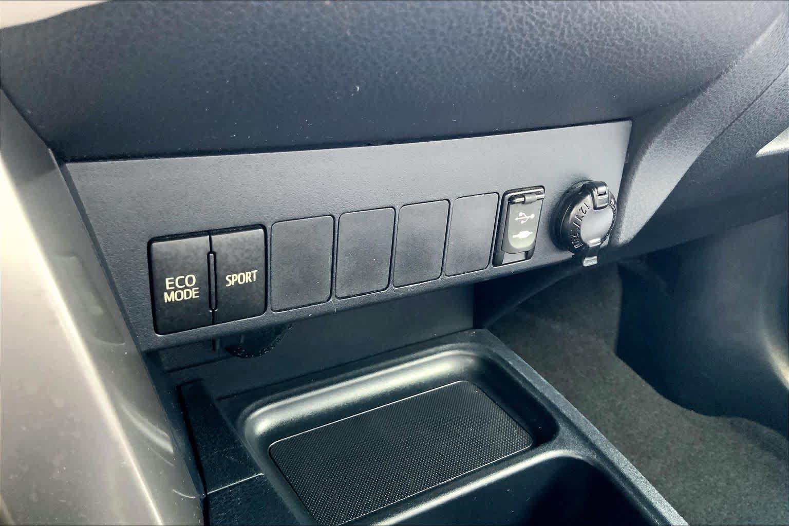 Used 2016 Toyota RAV4 XLE FWD image 34