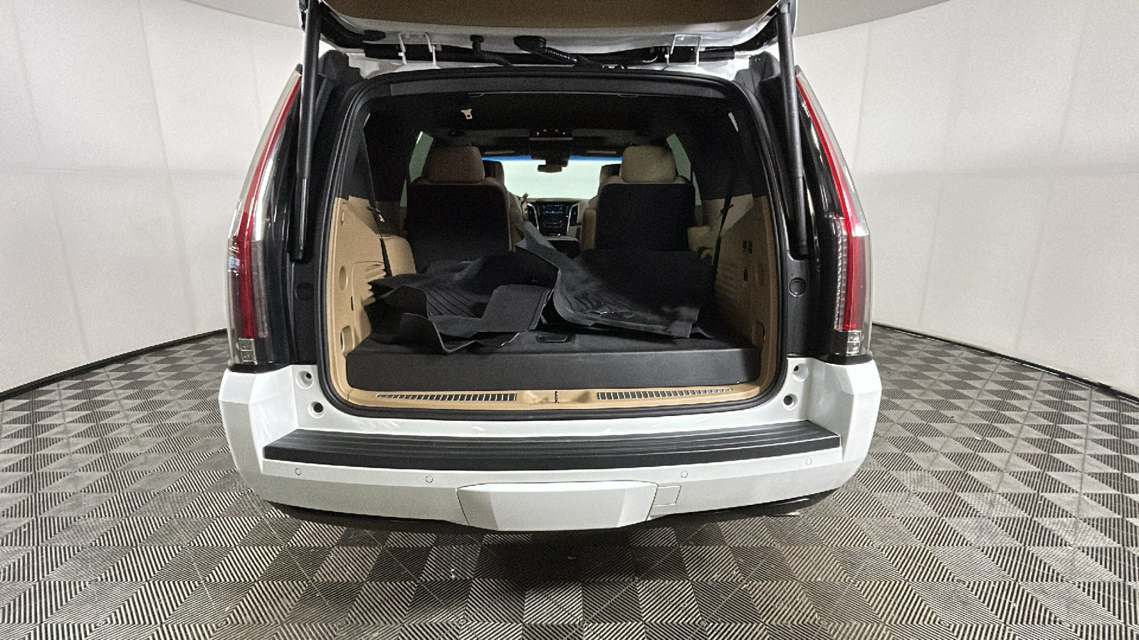 Used 2019 Cadillac Escalade Platinum RWD image 33