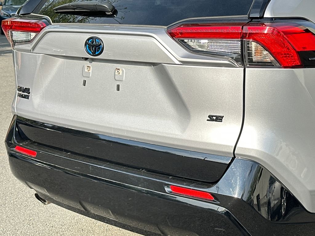 Used 2022 Toyota RAV4 SE w/ Weather & Moonroof Package image 5