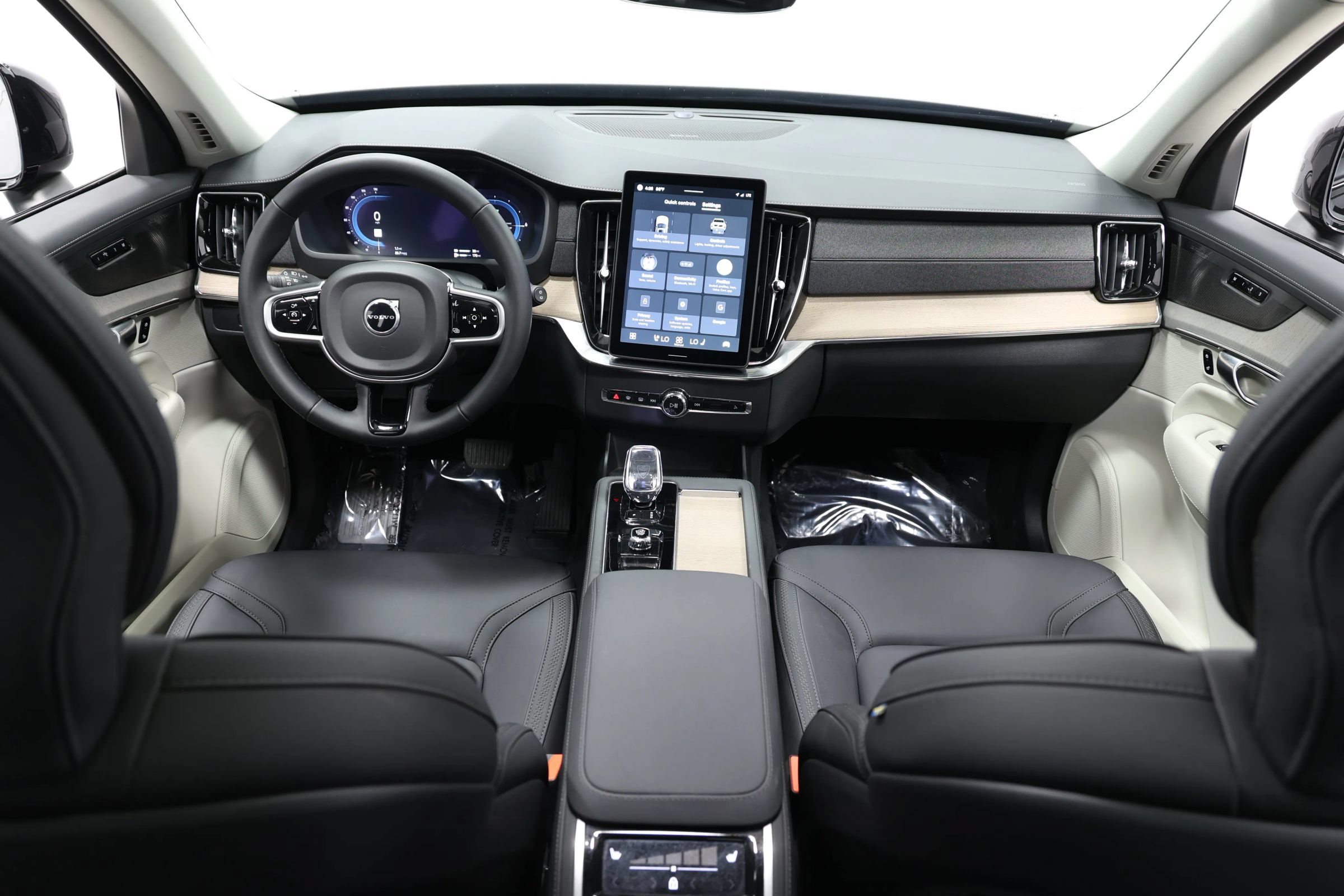 Used 2025 Volvo XC90 T8 Plus w/ Protection Package Premier AWD/4WD image 28