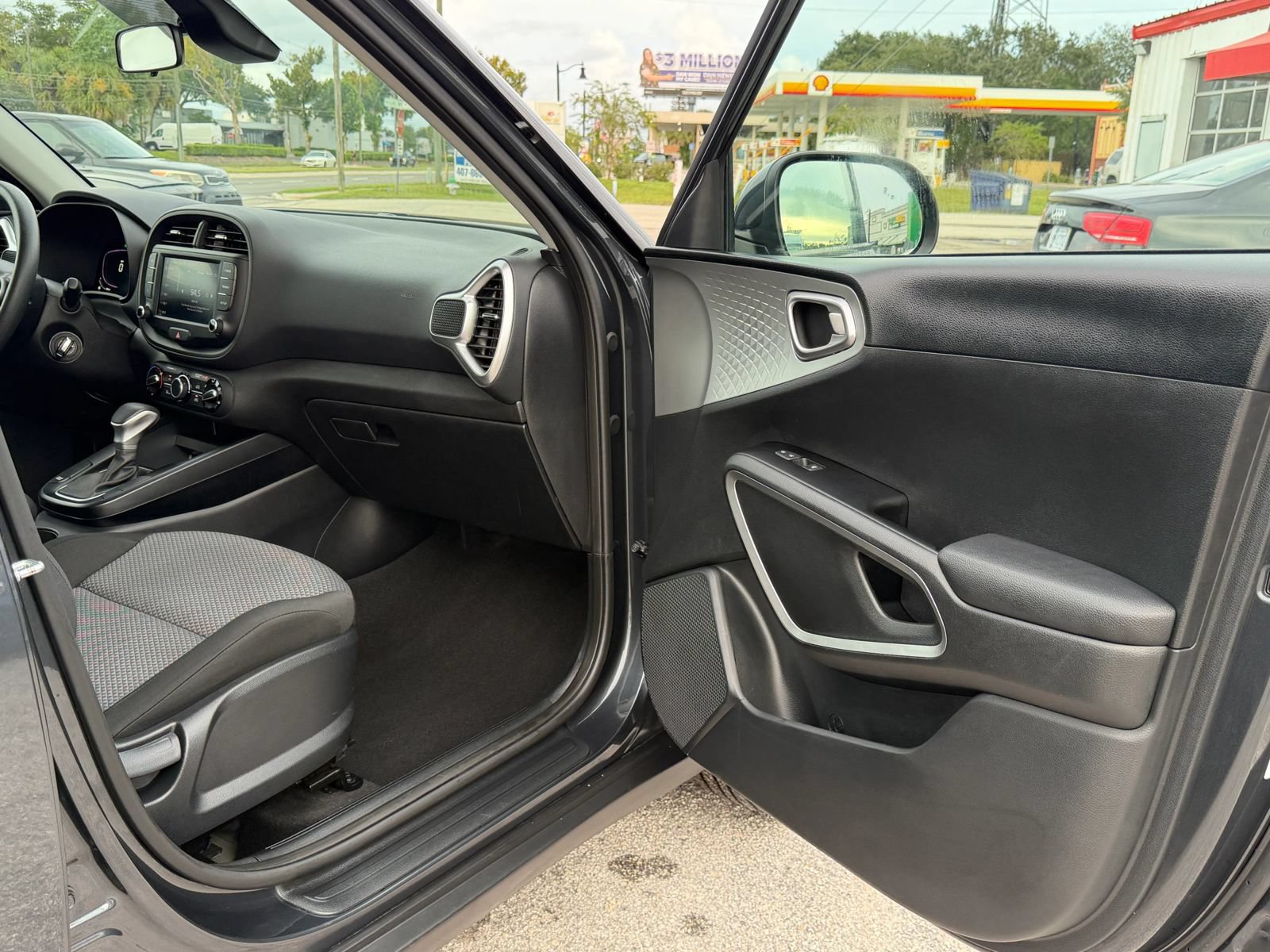 Used 2025 Kia Soul LX w/ LX Technology Package FWD image 18