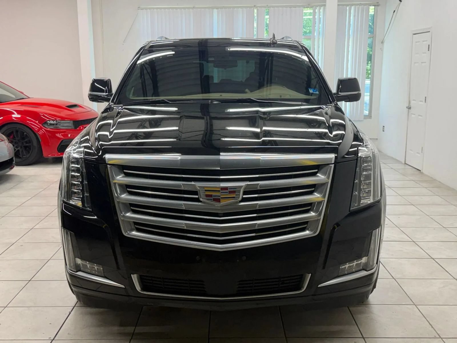 Used 2019 Cadillac Escalade Platinum AWD/4WD image 2