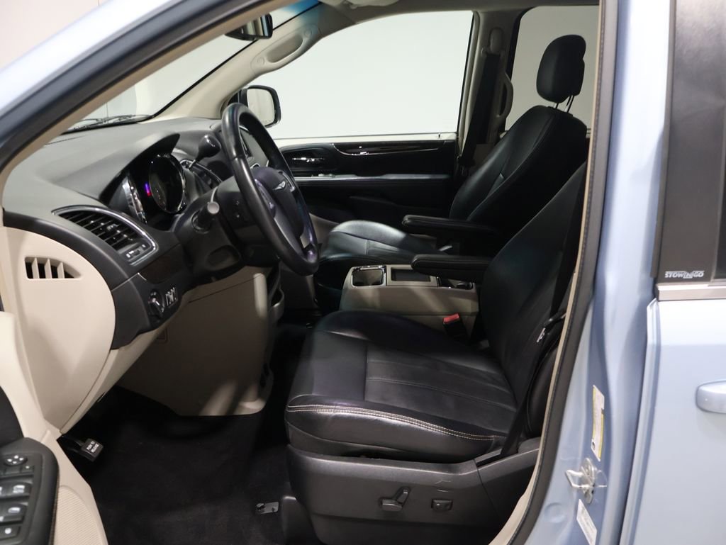 Used 2013 Chrysler Town & Country Touring image 9