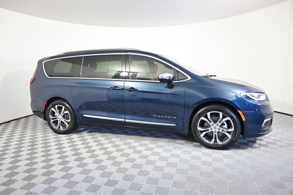 Used 2025 Chrysler Pacifica Pinnacle w/ Trailer Tow Group FWD image 8