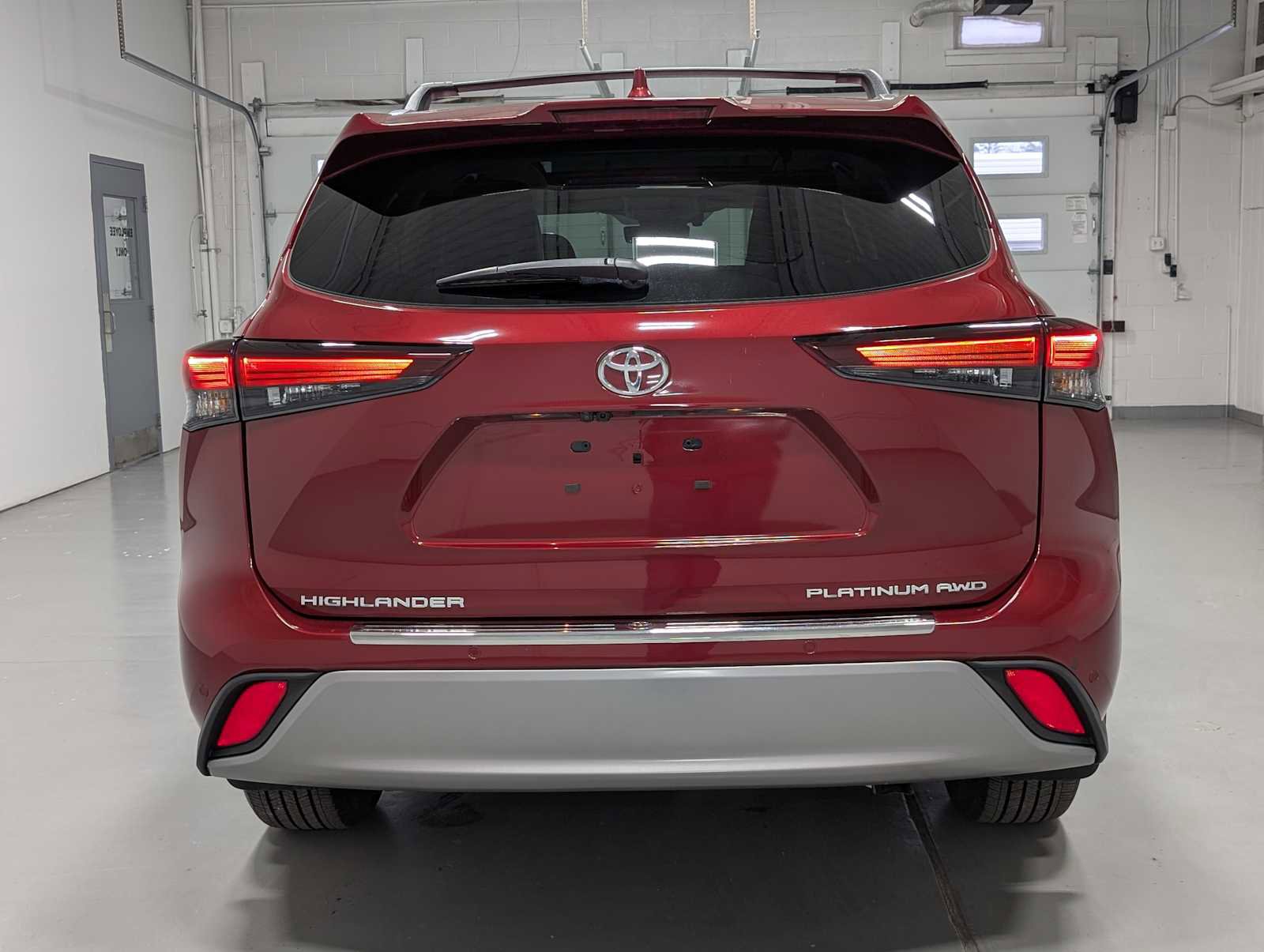 Used 2024 Toyota Highlander Platinum image 9
