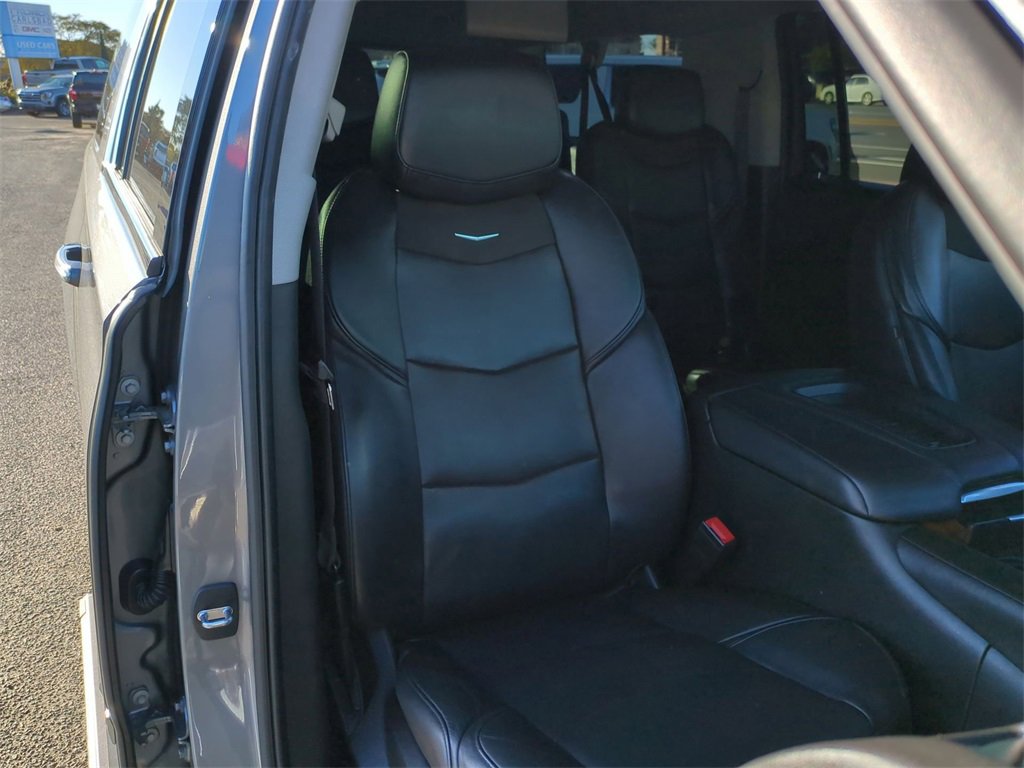 Used 2020 Cadillac Escalade ESV Premium Luxury image 28