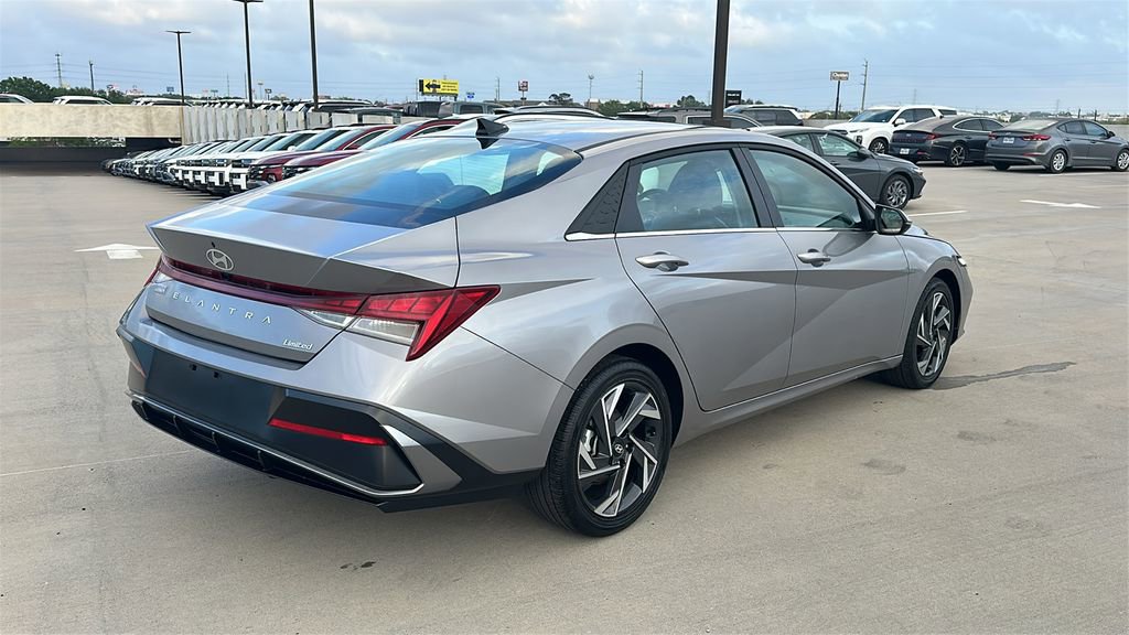 Certified 2025 Hyundai Elantra Limited FWD image 13