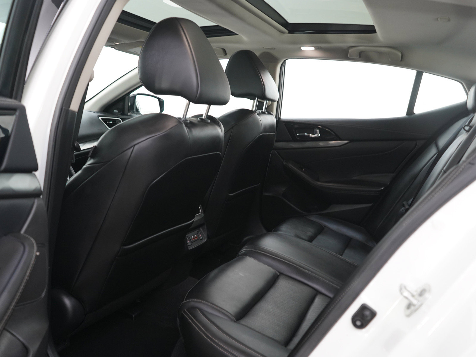 Used 2023 Nissan Maxima SL FWD image 16