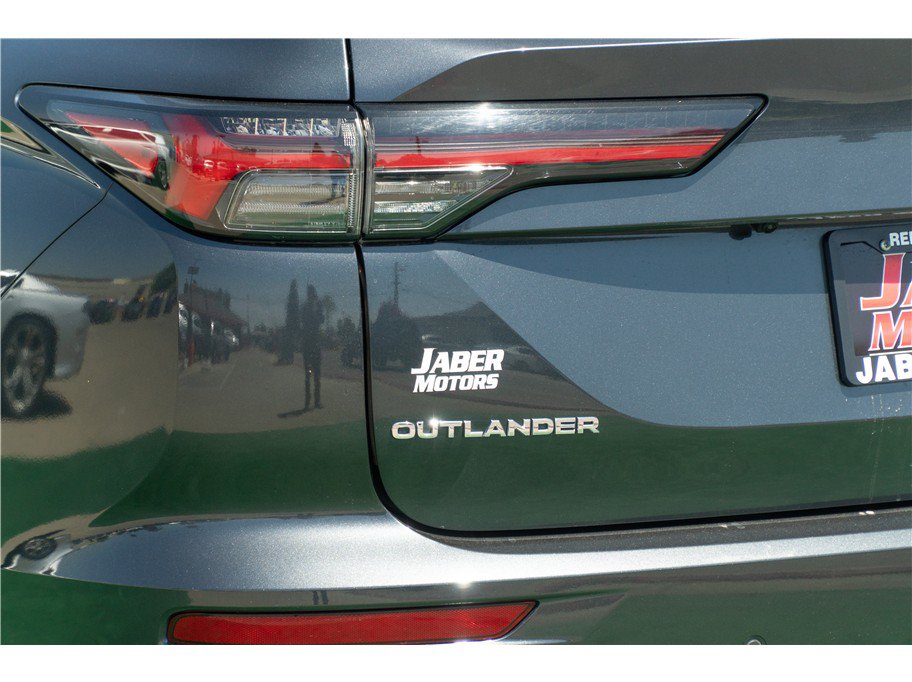 Used 2025 Mitsubishi Outlander AWD image 28