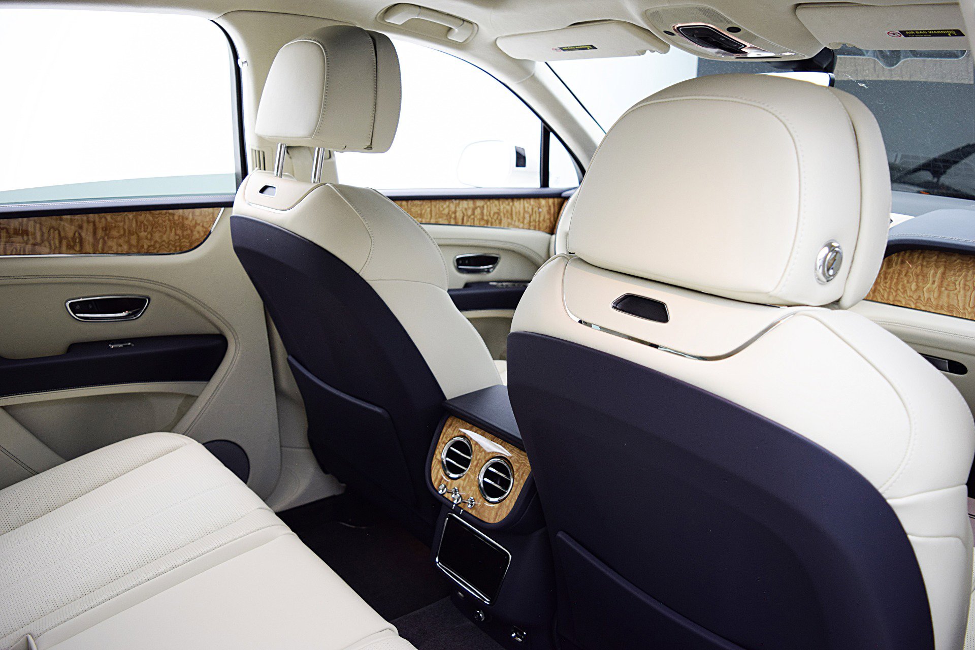 Used 2024 Bentley Bentayga AWD/4WD image 33