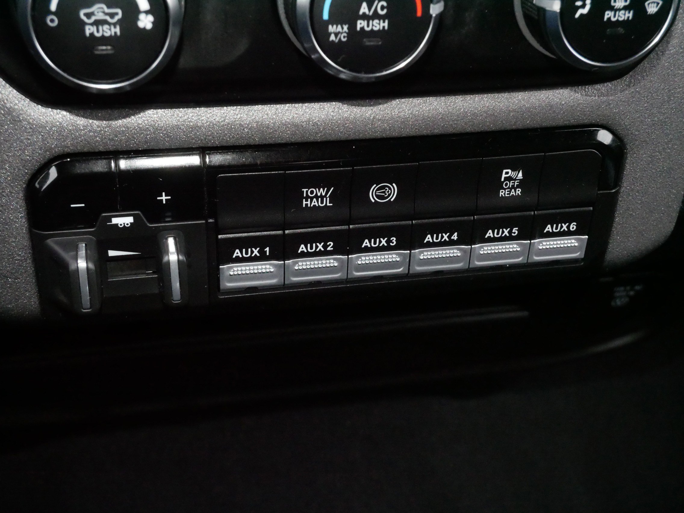 Used 2024 RAM 3500 Tradesman w/ Chrome Appearance Group image 28