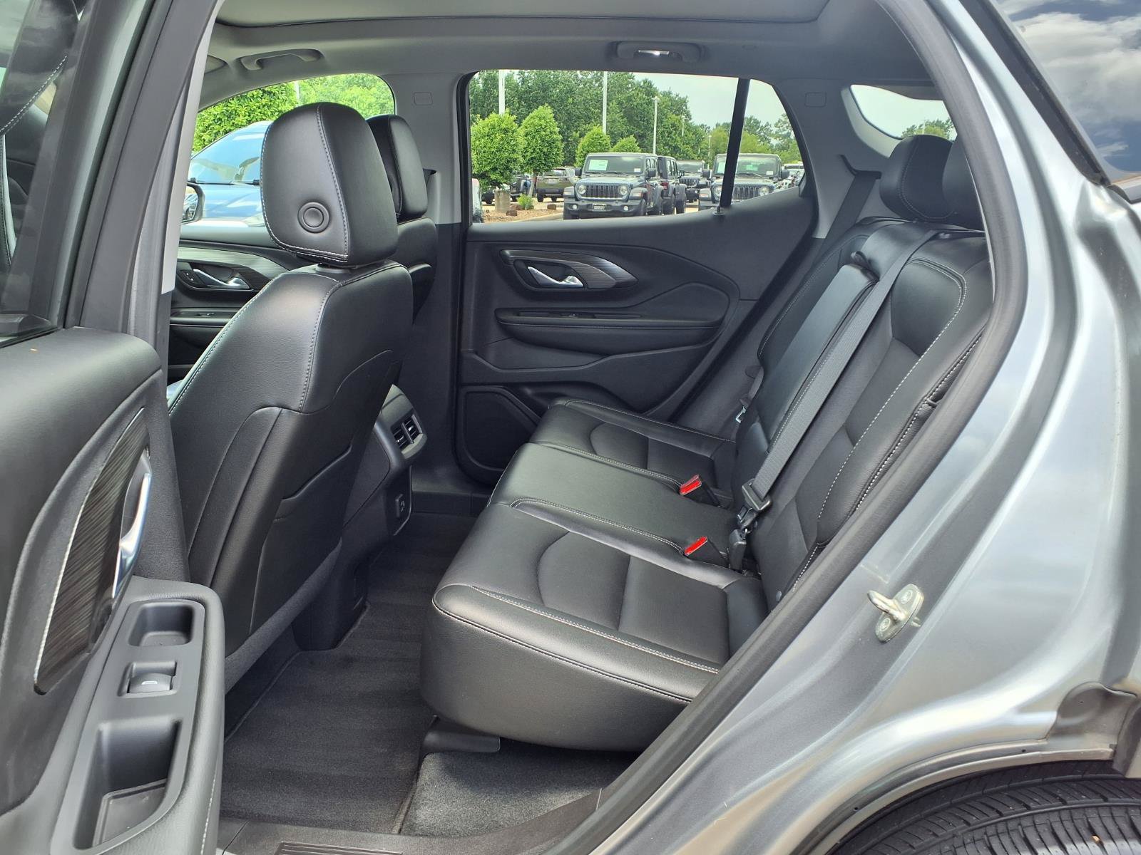 Used 2024 GMC Terrain SLT FWD image 9