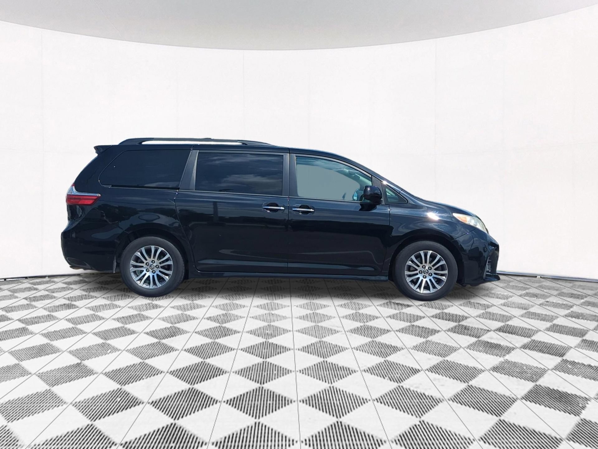 Used 2018 Toyota Sienna XLE w/ XLE Navigation Package FWD image 7