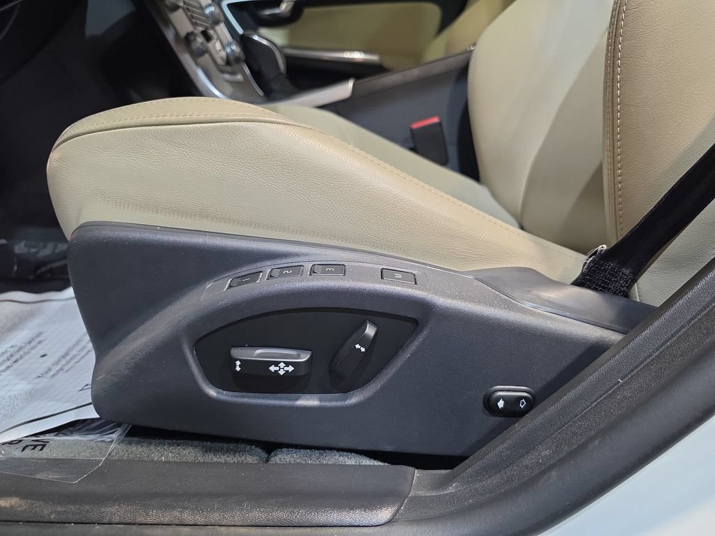 Used 2018 Volvo S60 T5 Inscription Platinum w/ Climate Package AWD/4WD image 14