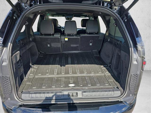 Used 2025 Land Rover Discovery Dynamic SE AWD/4WD image 12