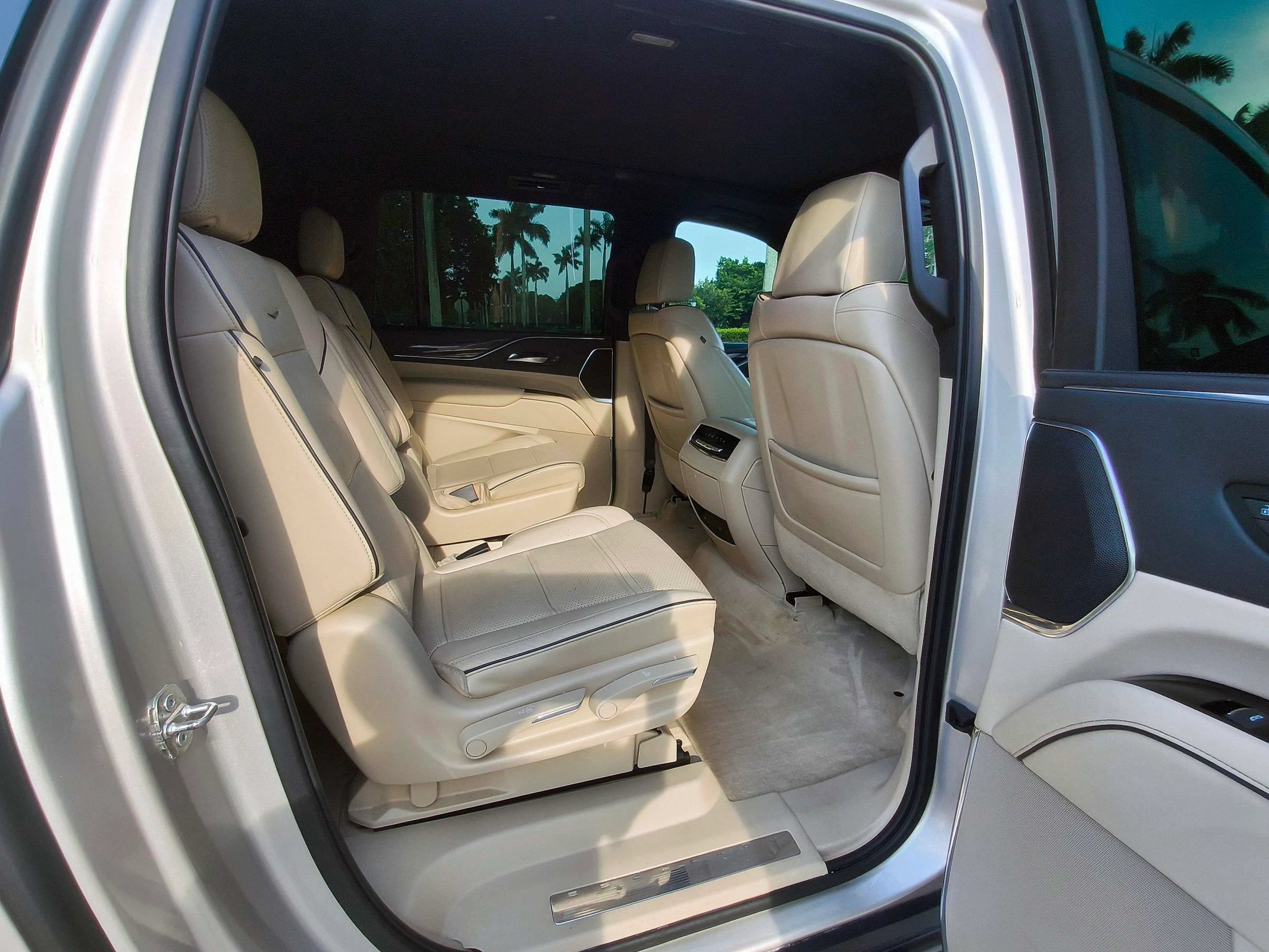 Used 2021 Cadillac Escalade ESV Premium Luxury w/ Performance Package RWD image 16