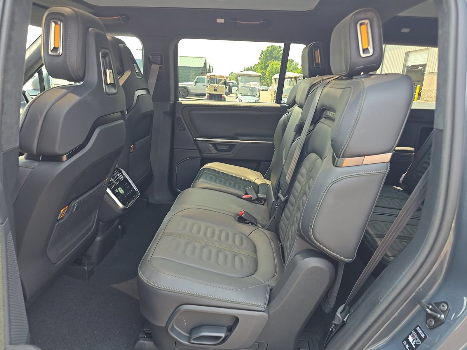 Used 2025 Rivian R1S Adventure Dual AWD/4WD image 19