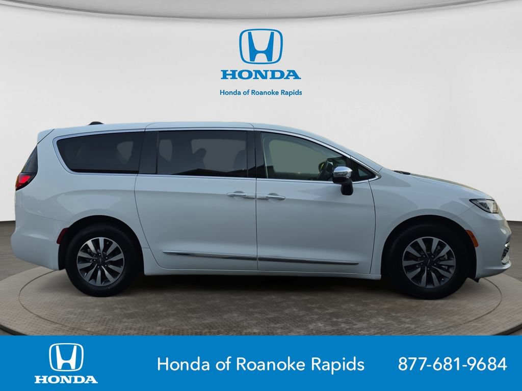 Used 2023 Chrysler Pacifica Limited FWD image 6