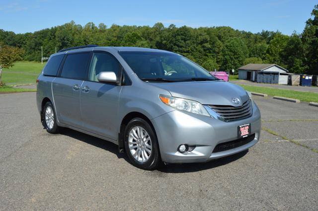 Used 2011 Toyota Sienna XLE w/ XLE Navigation Pkg FWD image 4