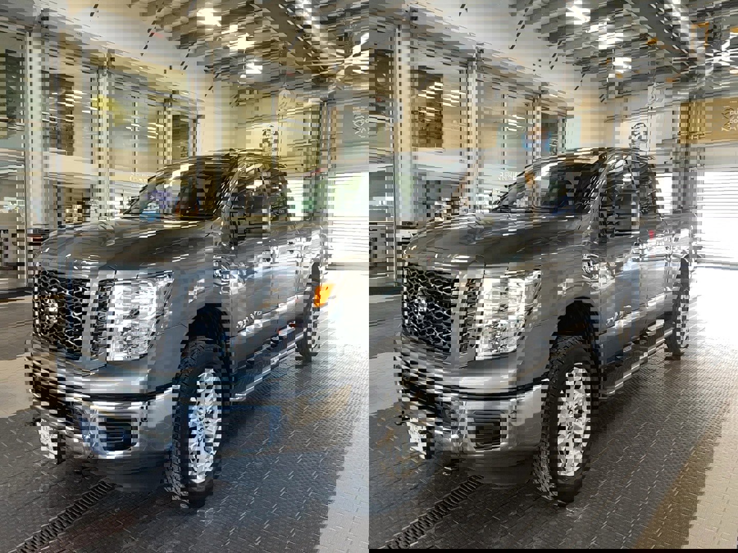 Used 2019 Nissan Titan SV w/ SV Convenience Package image 3