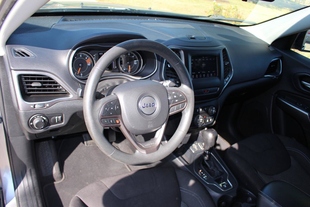 Used 2020 Jeep Cherokee Latitude FWD image 14