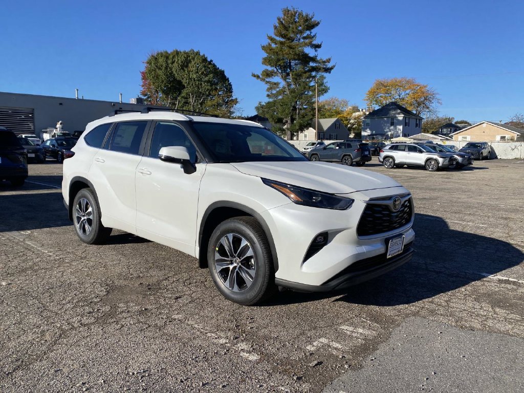 New 2026 Toyota Highlander AWD image 1