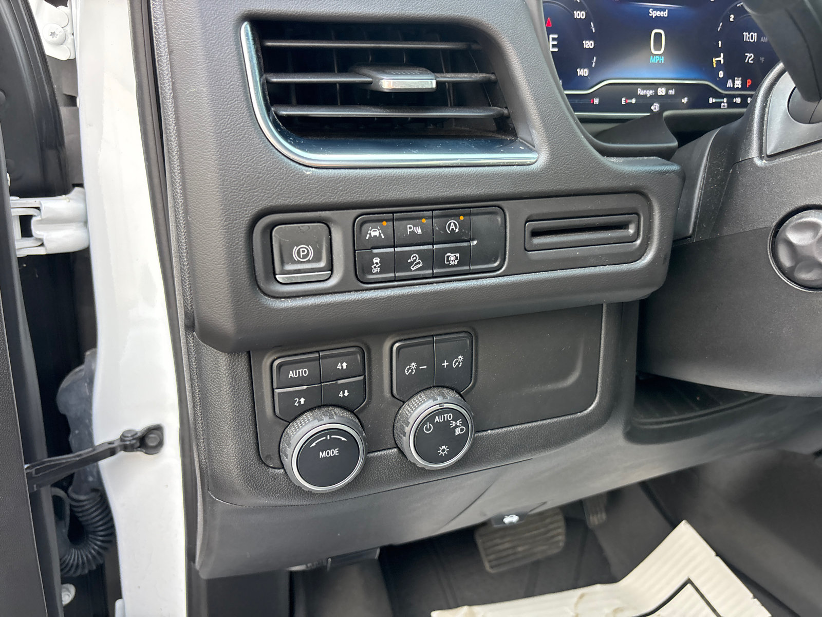 Used 2023 Chevrolet Tahoe Z71 w/ Luxury Package AWD/4WD image 14
