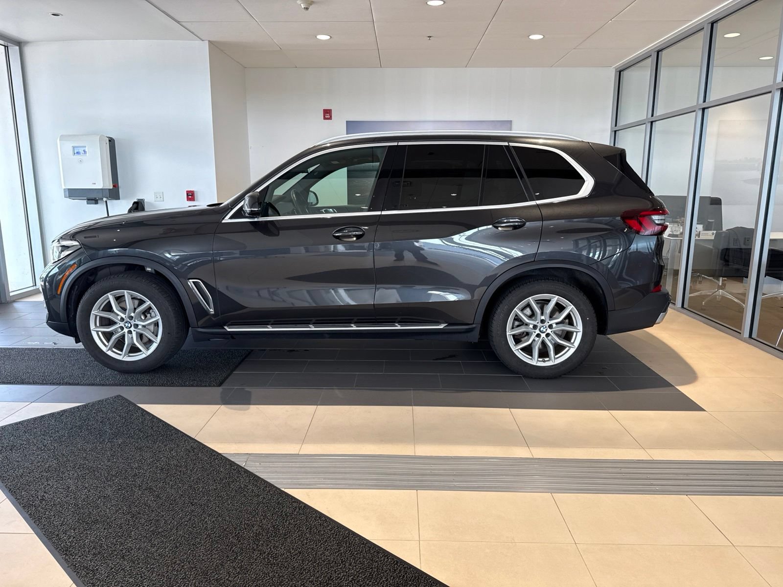 Used 2023 BMW X5 xDrive40i w/ Luxury Seating Package AWD/4WD image 7