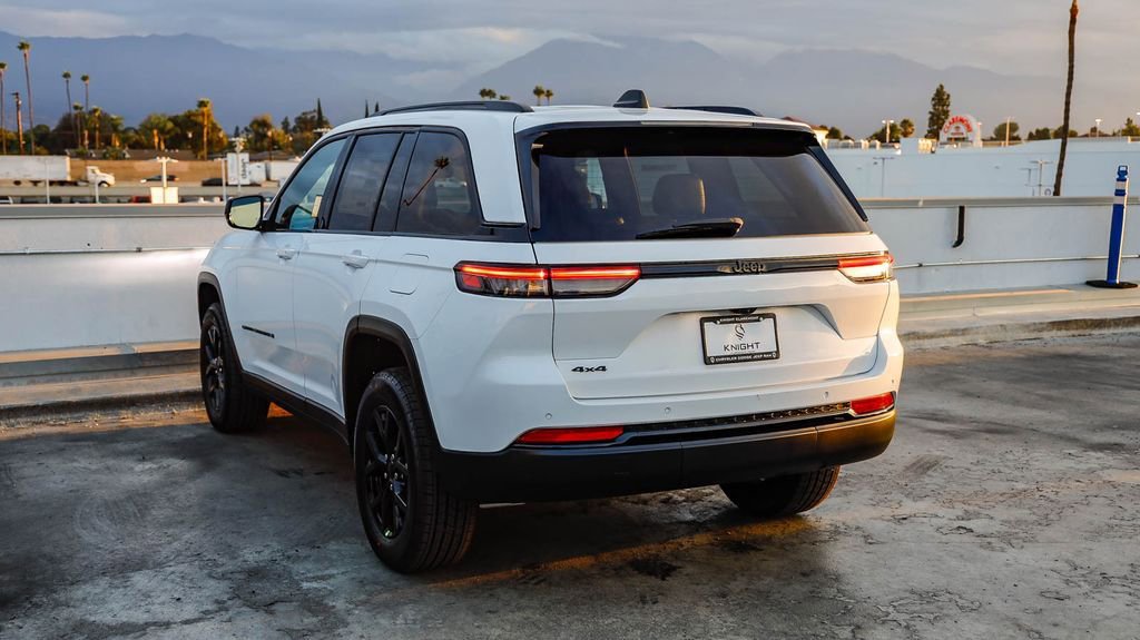 New 2025 Jeep Grand Cherokee Altitude image 7