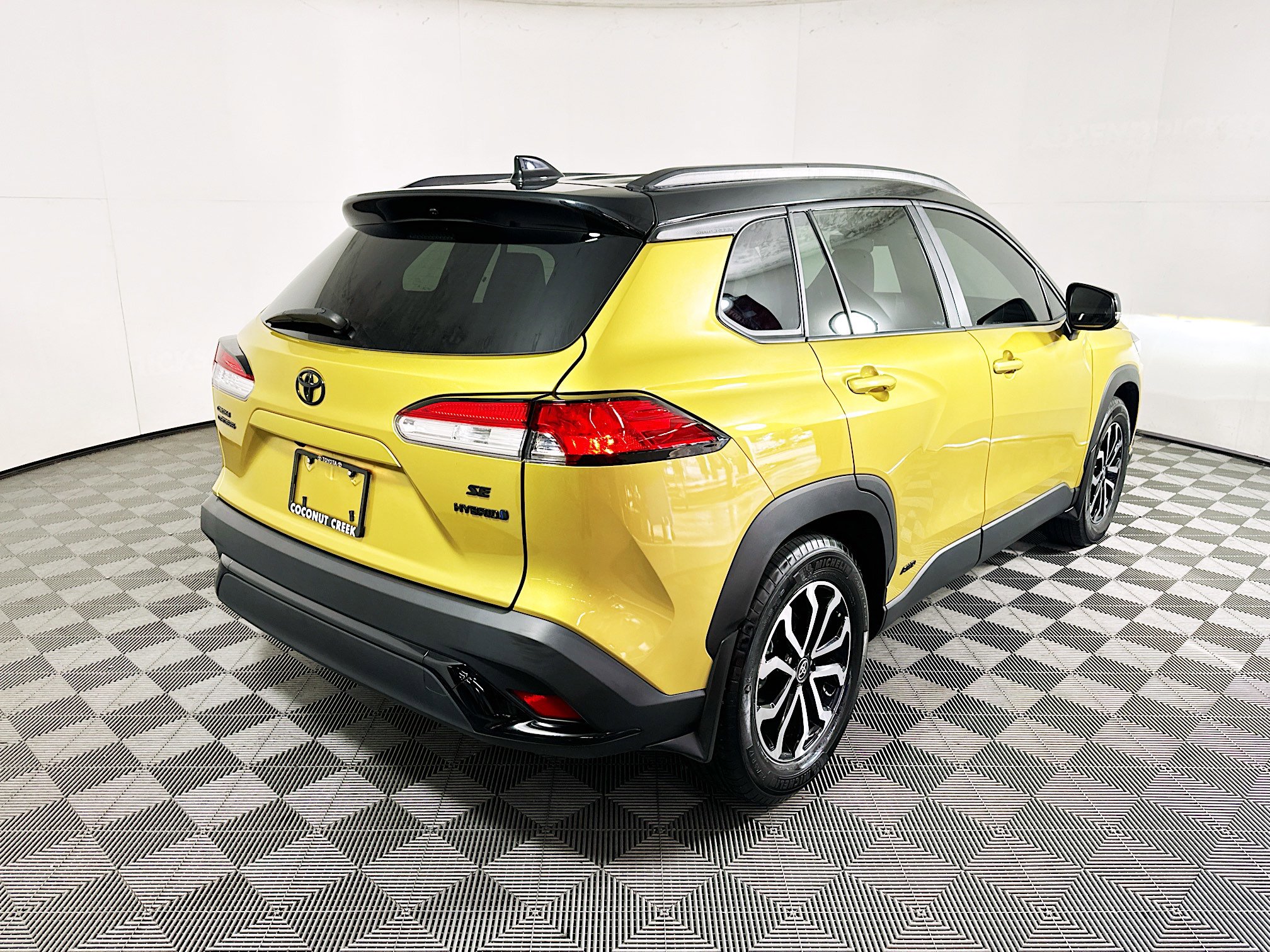 Used 2024 Toyota Corolla Cross SE w/ Moonroof Package image 3