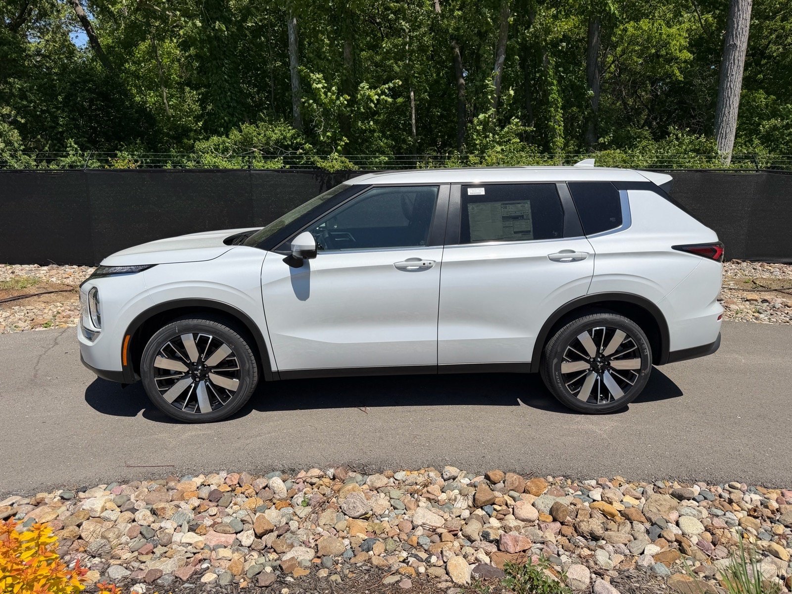 New 2026 Mitsubishi Outlander SE FWD image 2