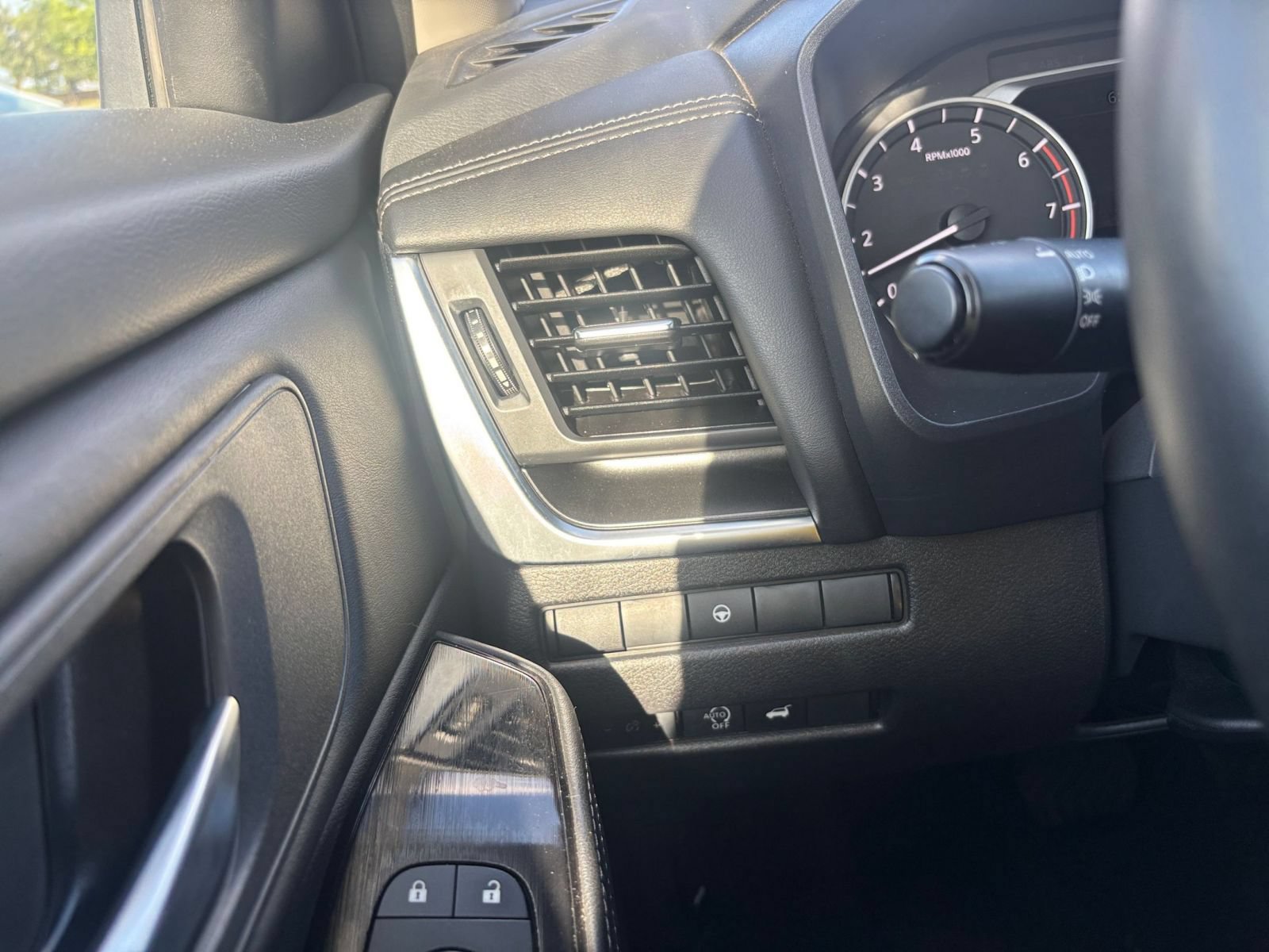 Used 2025 Nissan Rogue SV AWD/4WD image 36
