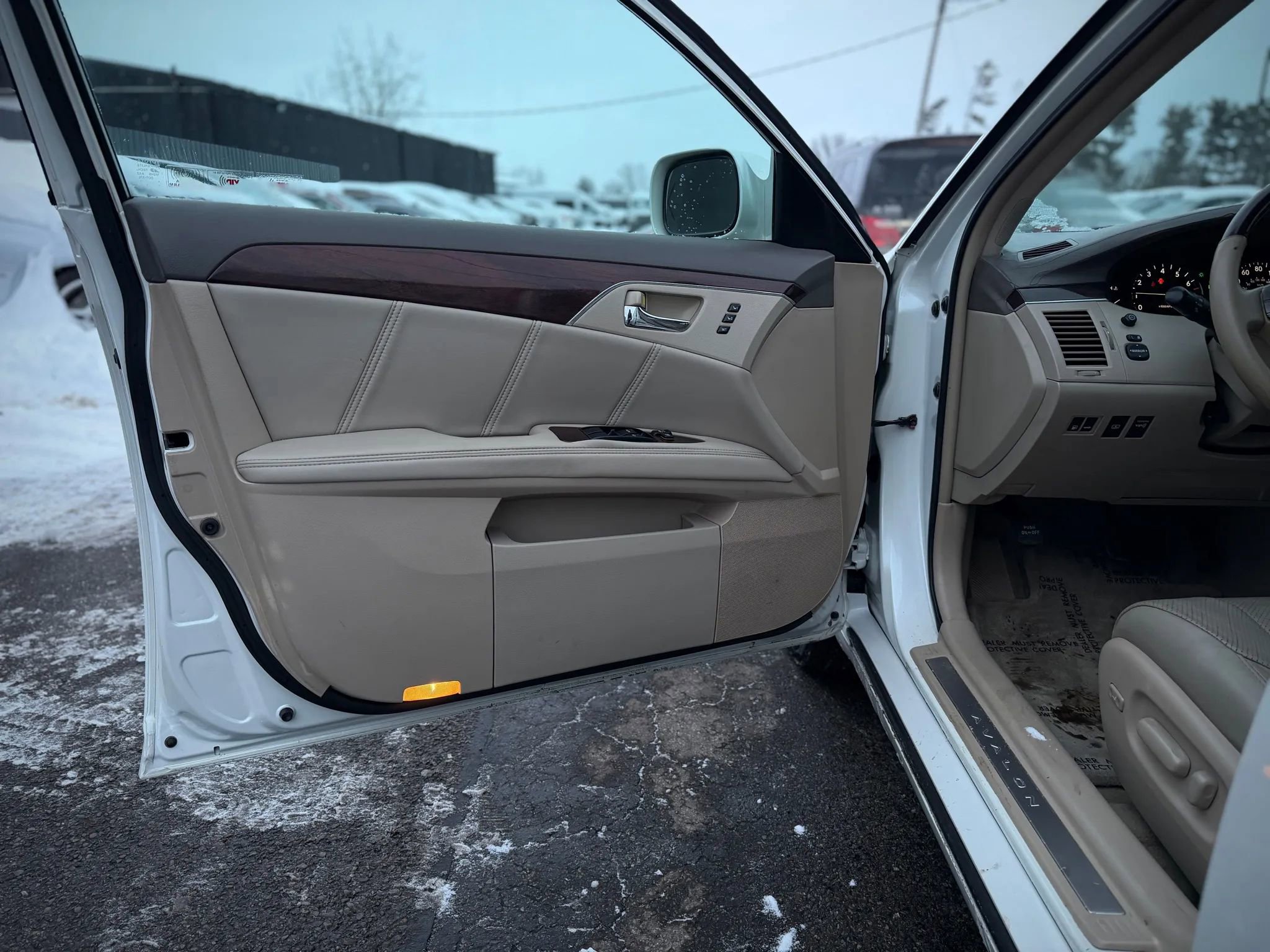 Used 2009 Toyota Avalon XL FWD image 6