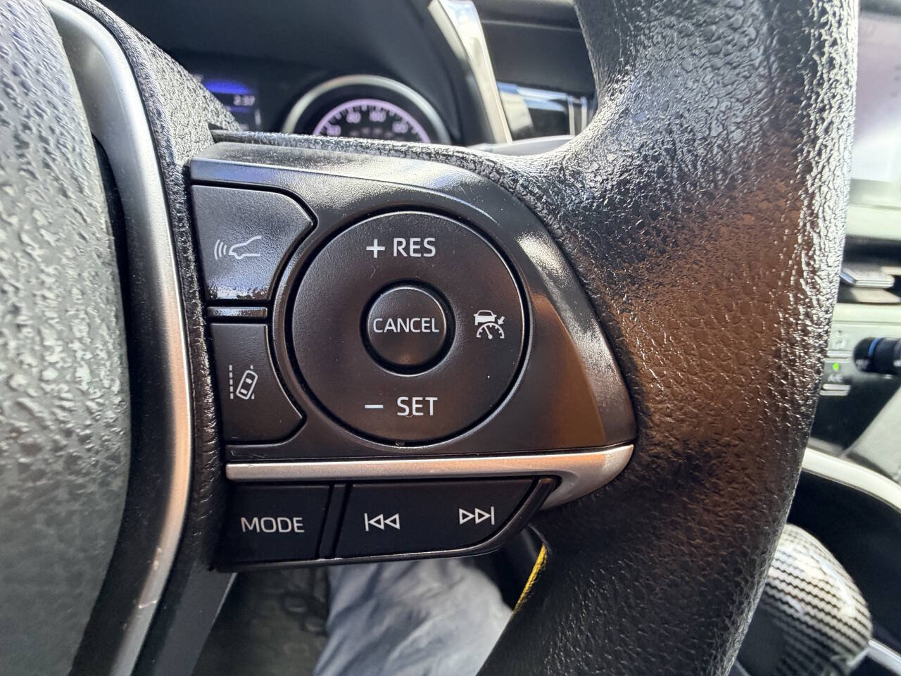 Used 2021 Toyota Camry LE FWD image 5