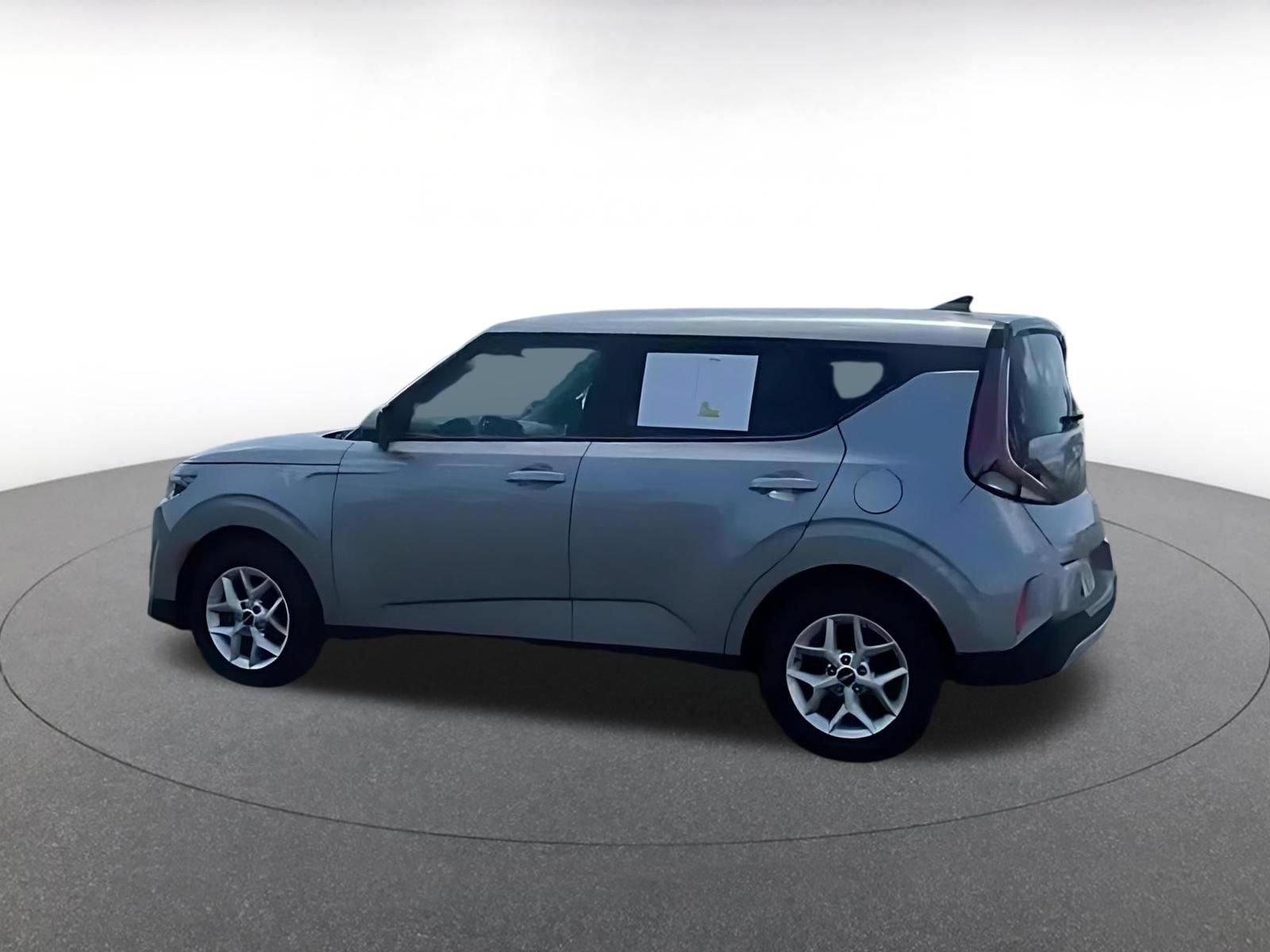 Used 2025 Kia Soul LX w/ LX Technology Package FWD image 8