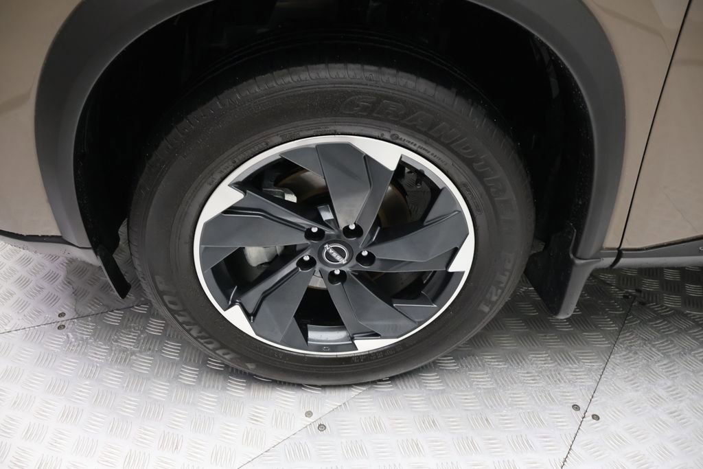 Used 2024 Nissan Rogue SV image 4