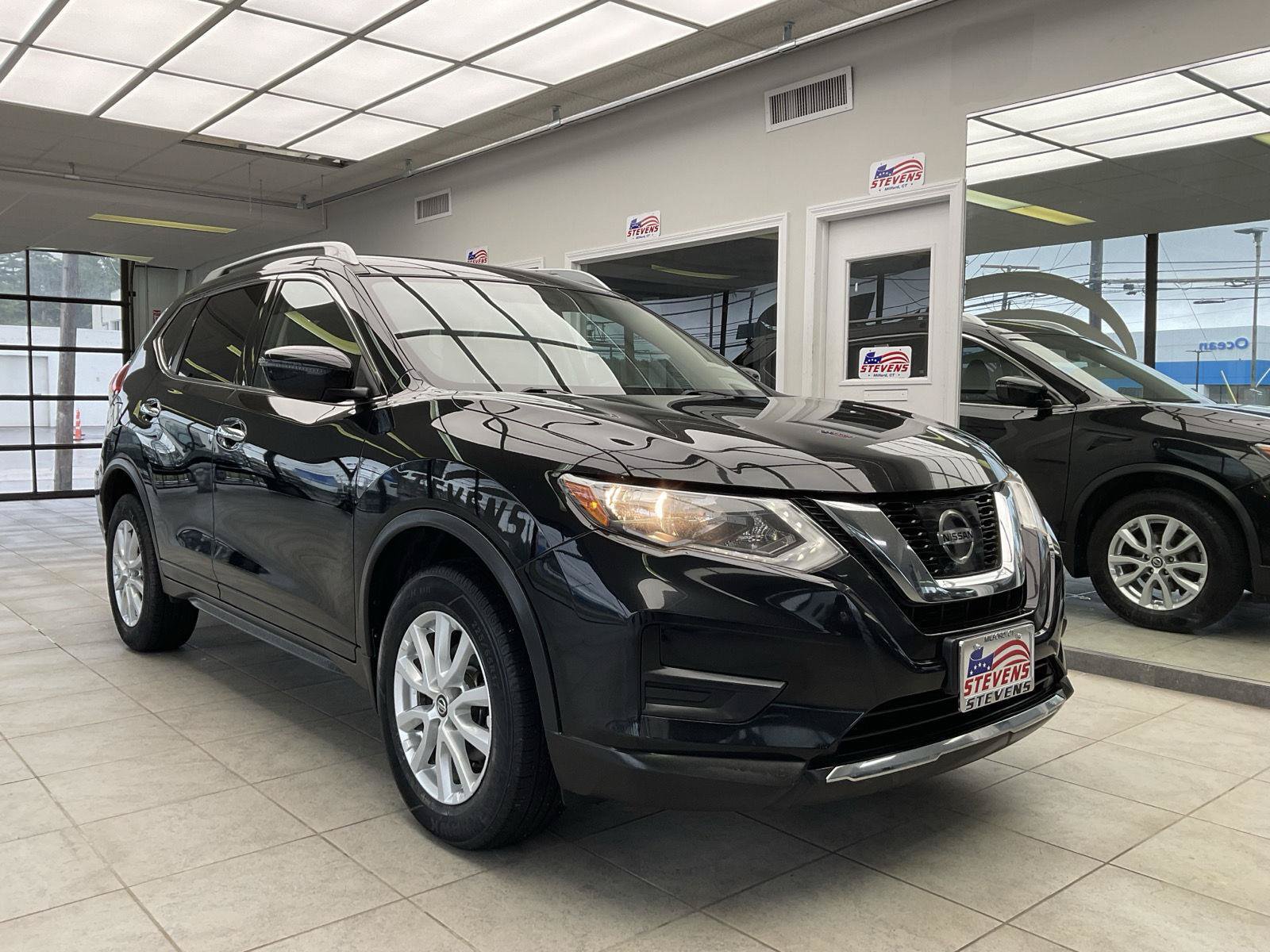 Used 2017 Nissan Rogue SV AWD/4WD image 1