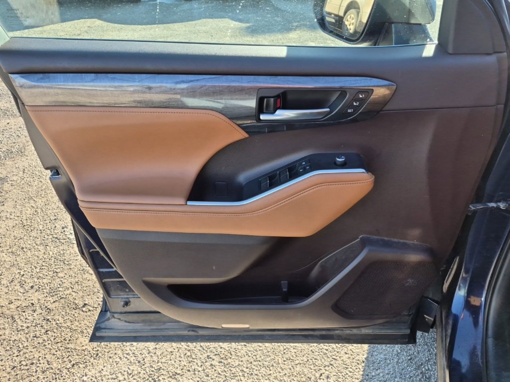 Used 2021 Toyota Highlander Platinum image 10