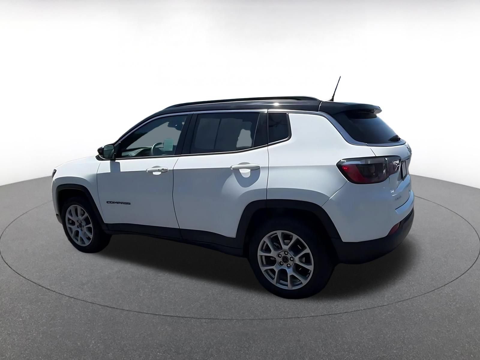 Used 2025 Jeep Compass Limited AWD/4WD image 10