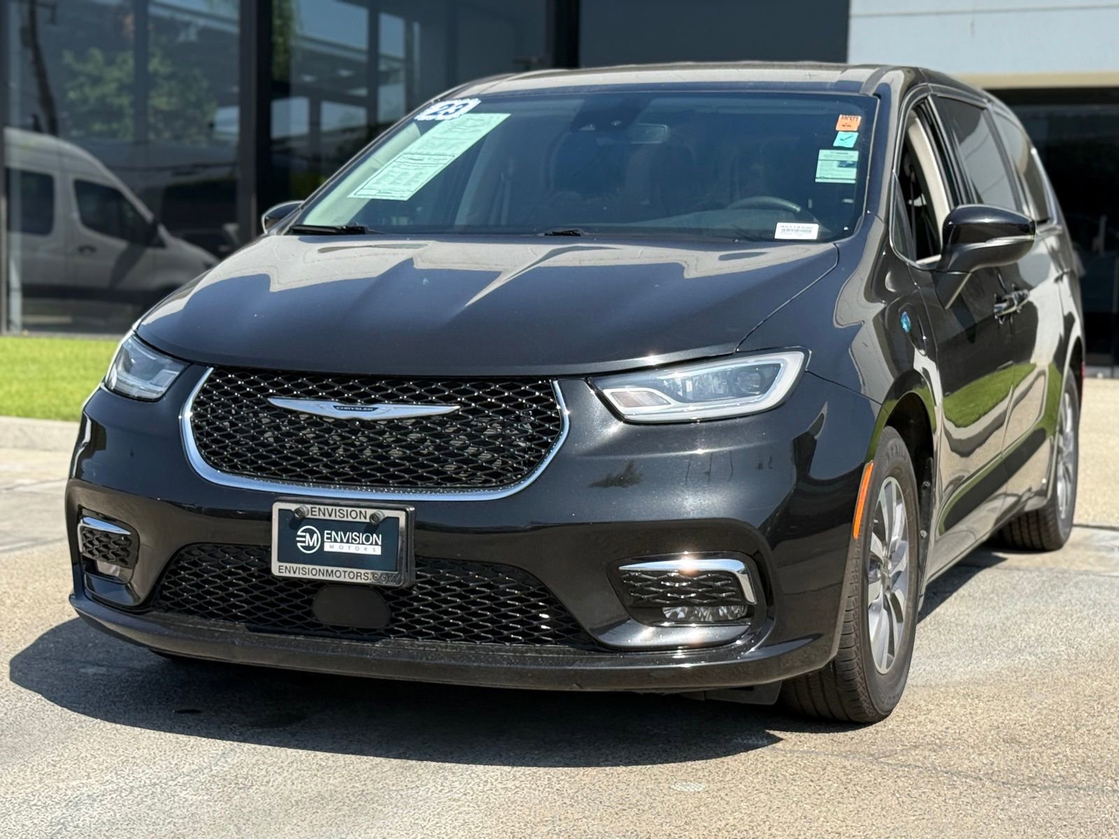 Used 2023 Chrysler Pacifica Touring-L image 3