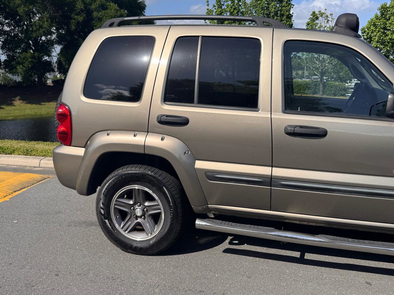 Used 2004 Jeep Liberty Renegade w/ Security Group AWD/4WD image 28