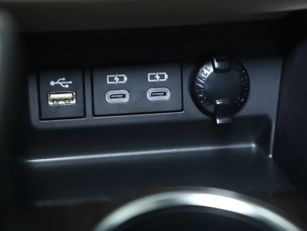 Used 2024 Toyota Highlander Limited AWD/4WD image 33