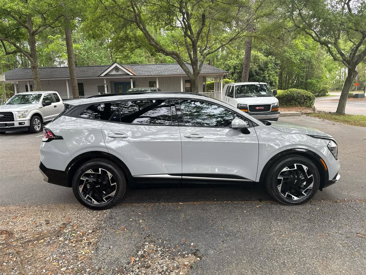 Used 2025 Kia Sportage SX image 2