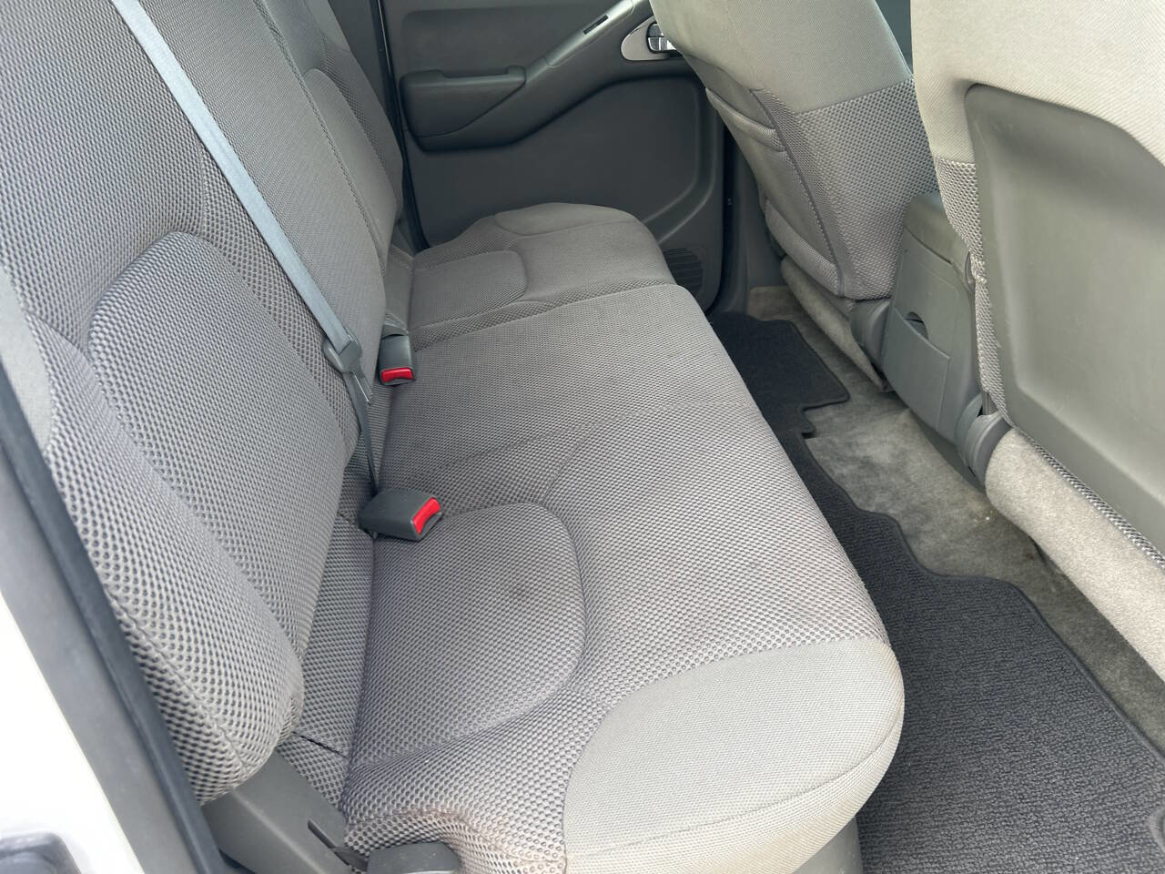 Used 2012 Nissan Frontier SV image 21