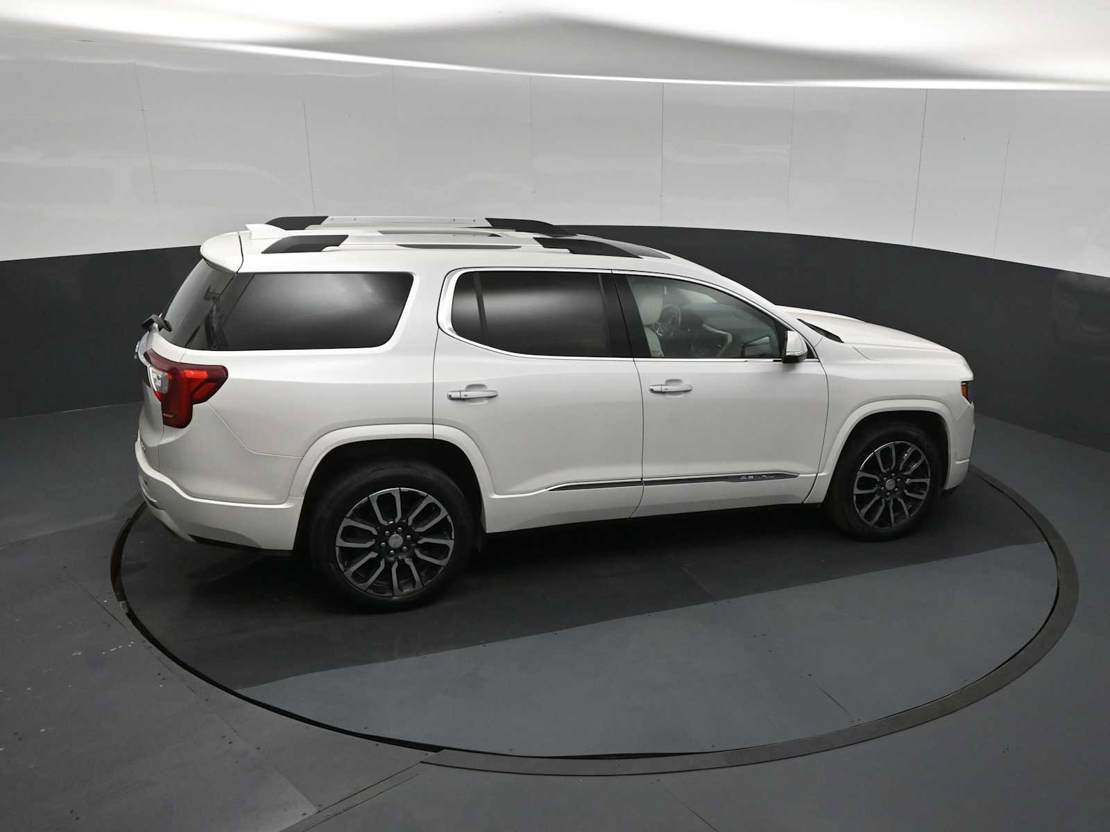 Used 2020 GMC Acadia Denali w/ Technology Package AWD/4WD image 17