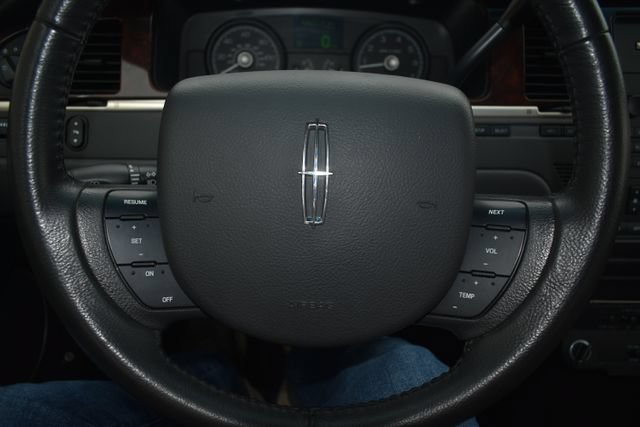 Used 2008 Lincoln Town Car Executive RWD image 22